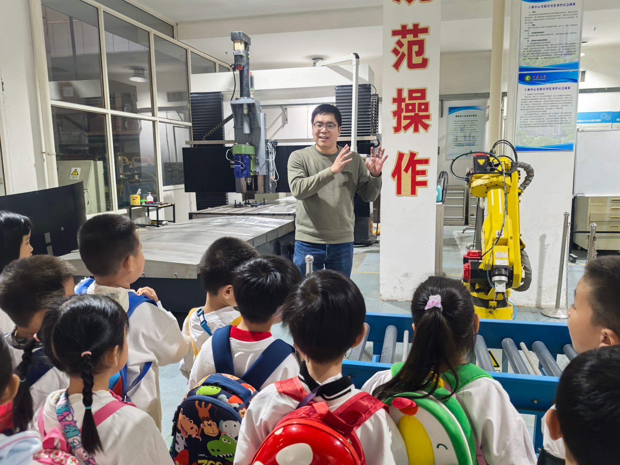 The School of Artificial Intelligence and Intelligent Manufacturing organized and carried out the 