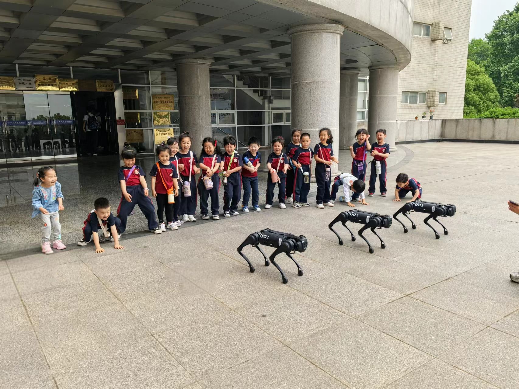 Our hospital science base ushered in the future of a small robot, Zhenjiang City, Jiangsu Province, affiliated Kindergarten children visit to learn